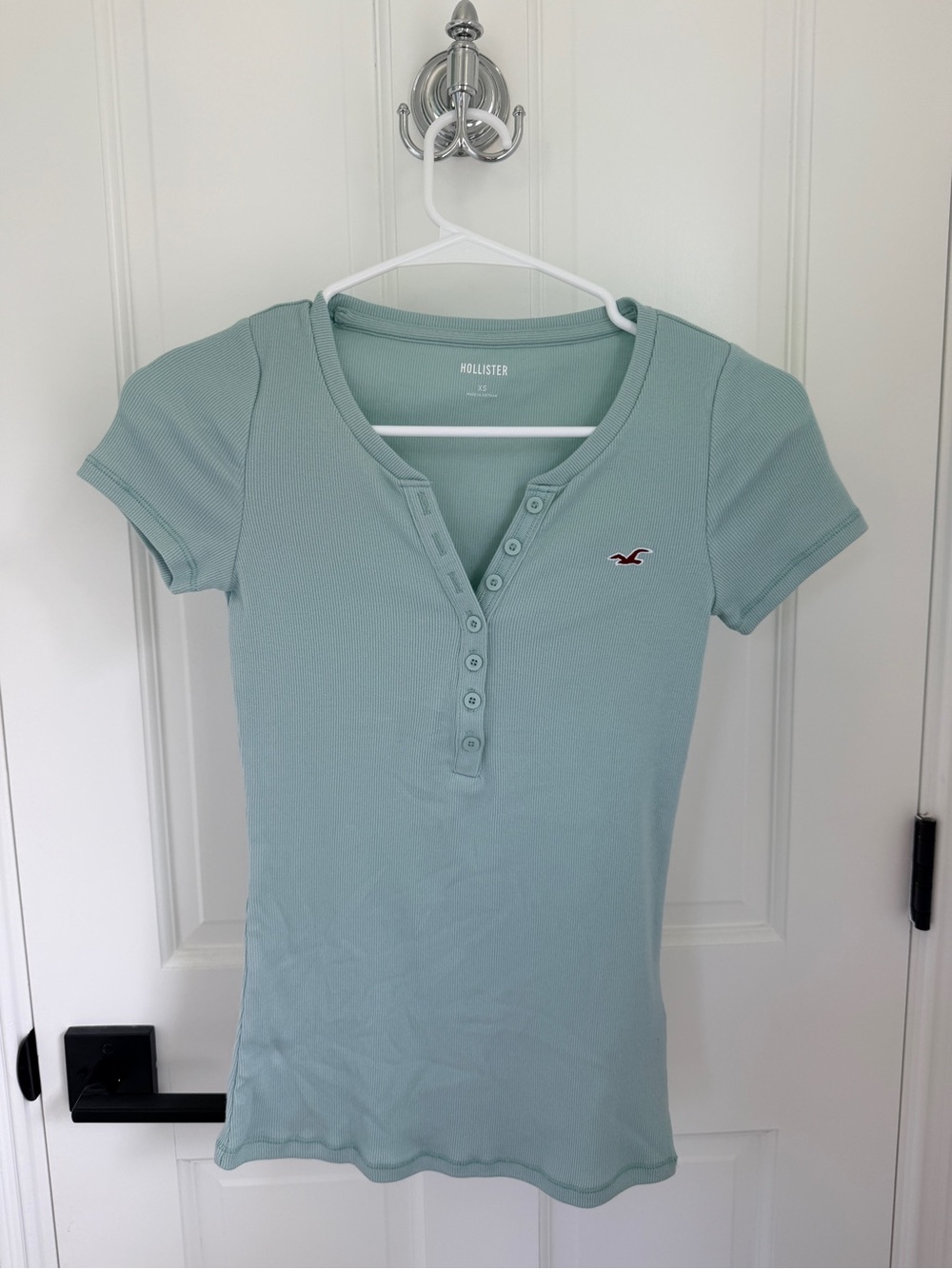 XS Hollister Short Sleeve Henley Top in Light Sage Blue-Green
